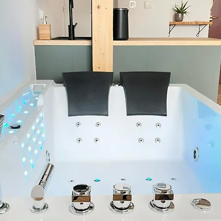 Апартаменти Premium Jacuzzi With Air Conditioning, Main Square Cracow Краків